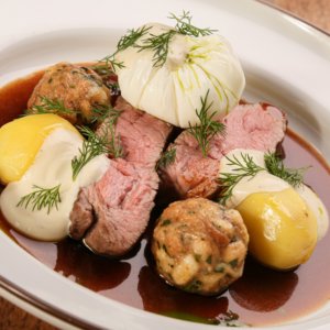 „Koprovka s hovězím masem“ (Rump steak, koprová pěna, zastřené vejce, vařený brambor, karlovarský knedlík)